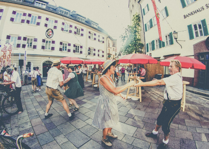 (用两个四字词语形容秋天)，用两个秋天的四字词语写一句话